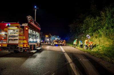 Leonberg A8: LKW kollidiert mit Pannen PKW auf der Autobahn.